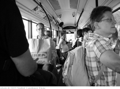 Tömött buszon egyetemista srác flegmán beszól az öreg bácsinak. Erre Ő olyan frappánsat mond neki..