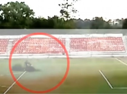 Elképesztő felvétel, 18 éven aluliak ne nézzék meg ezt a videót! Egy térfigyelő kamera rögzítette, ahogyan belecsapott a villám egy focizó srácba!
