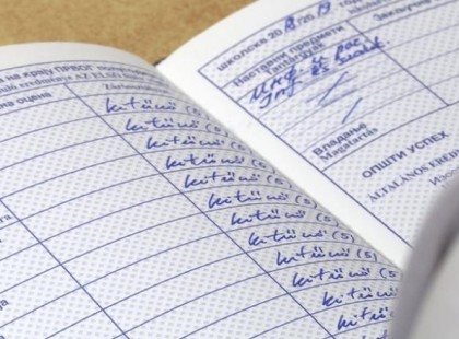 A tanár az egész osztály előtt porig alázta a kisfiút a bizonyítványa miatt .Amit az édesanya tett az felrobbantotta a netet.