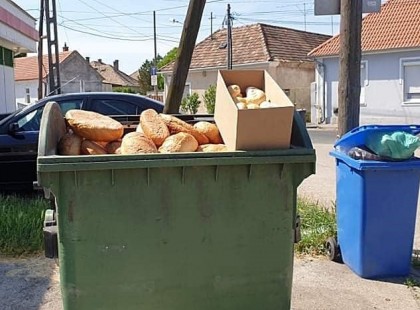 Veszprém utcáin sétálva, megláttam ezt a kenyerekkel tömött kukát.. Elsírtam magam, és arra a sok éhezőre gondoltam, akik..
