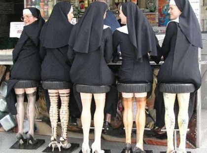 Az 5 apácának nagyon melege volt. Attól, amit a hőség ellen tettek, elájult a pap! (fotó)