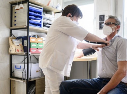 Péntektől nem kell orvosi végzettség a háziorvosi ügyelet ellátásához