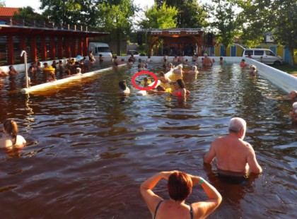 Ő az a 7 éves kisgyermek aki életét vesztette a termálvízbe.. a szülők elmentek a büfébe, addig a gyerek belefulladt a vízbe