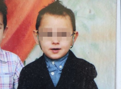 Ő itt a 7 éves kis Kálmánka, aki belefulladt a termálvízbe.. a szülők elmondták, hogy pontosan hogy történt a tragédia