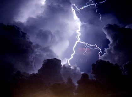 RENDKÍVÜLI FIGYELEM! Ma is lecsap a VIHAR – órákon belül JÉGESŐVEL, 90 km/órás széllel, sűrű villámlással, mennydörgéssel és RENGETEG ESŐVEL!! támad a vihar! ITT A lista : ezekre a megyékre már kiadták a figyelmeztetést :