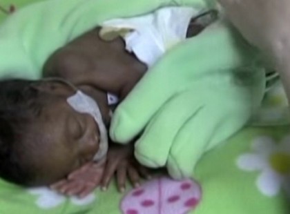 Ez az anya ott hagyott egy kesztyűt a koraszülött babáján. A nővérek másnap meg voltak hatódva.