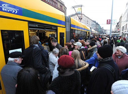 Ma Pesten utaztam a villamoson, amikor egy idős hölgy vitába keveredett egy punk sráccal. A hölgy végül egy idős úrtól kért segítséget. Attól amit az idő úr mondott, elhallgatott az egész villamos...