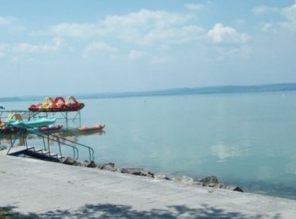 Nagyon nagyon vigyázzatok! BORZALOM, AMI KIDERÜLT!!! Eddig erről senki nem tudott!!!! Nagyon nagyon veszélyes a Balaton Siófoknál! Ezért kellett meghalnia a 18 éves fiúnak......