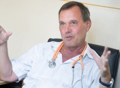 Dr. Szlávik János a TV2 Mokka című műsorában viszont arra hívta fel a figyelmet, hogy ezután is oda kell figyelni a magunk és egymás egészségére, hiszen Európában elkezdett elmelkedni a betegek száma.