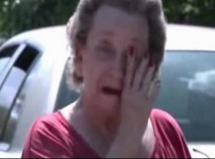 Szívszorító! Hazaért a 75 éves néni, de amikor meglátta mit csinál az udvarában ez a 4 fiatal, azonnal lélekszakadva sírni kezdett!