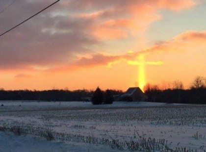 ITT A VI­LÁG­VÉGE? LÁN­GOLÓ KE­RESZ­TET VI­DE­ÓZ­TAK AZ ÉGEN!