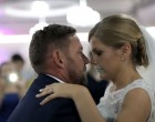 A menyasszony javában táncol vőlegényével, mikor újdonsült férje megkéri: ne jöjjön hozzá közelebb