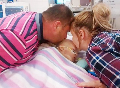 Lekapcsolják a gépről a kisbabájukat, és búcsúzóul megpuszilják a homlokát. Ám ekkor..