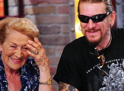 Hatalmas díjat kapott Ganxsta Zolee 93 éves anyukája. A színésznőt percekig ünnepelték