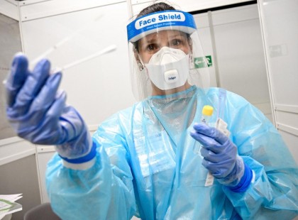 Már szándékosan fertőzik meg az embereket a koronavírus delta variánsával