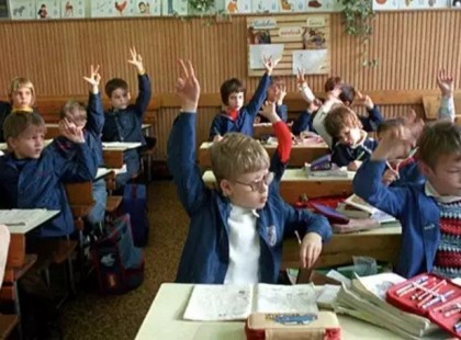 ELDÖNTÖTTÉK! SZEPTEMBER 1-TŐL ITT KÖTELEZŐVÉ TETTÉK AZ EGYENRUHÁT AZ ÁLTALÁNOS ISKOLÁKBAN!SOK VÁLTOZÁSSAL INDUL A TANÉV! ÖNNEK MI A VÉLEMÉNYE RÓLA?