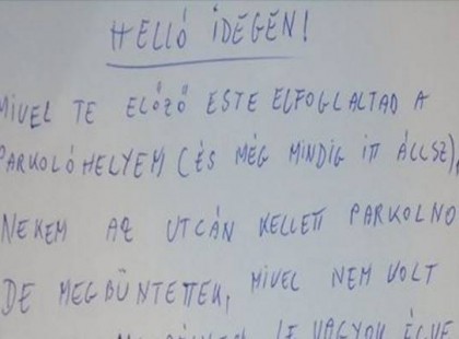 Nagyon nagyon rossz helyen parkolt egy idegen… reggel ezt a cetlit találta a szélvédőjén… meglepően reagált!