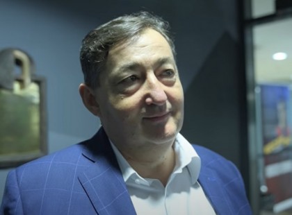 Brutálisan lefogyott, és divatosan öltözik Mészáros Lőrinc, amióta Várkonyi Andrea a párja