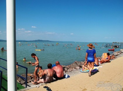 Nagy a baj, túl sokan vizelnek a Balatonba, már elkezdett látszani ennek a következménye