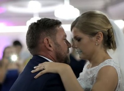 A menyasszony javában táncol vőlegényével, mikor újdonsült férje megkéri: ne jöjjön hozzá közelebb