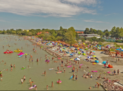Ezt a “förmedvényt” kapta feleségem Balcsin tejfölös lángos néven. Jól látja, az ott tejföl akar lenni! Azt viszont, hogy mennyibe került nem fogják elhinni! Én sem hittem a szememnek.. Szeretném, ha erről minél több ember tudna, hogy más ne járhasson ÍGY: – Önök kifizették volna?