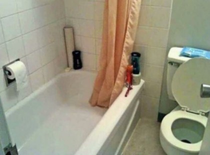 Mennyi idő kell, hogy rájöjj, mi olyan bizarr ebben a fürdőszobában?