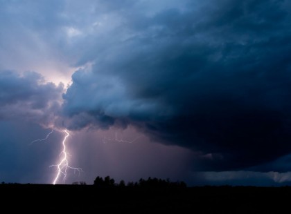 Hatalmas égzengéssel, villámlással, felhőszakadással, jégesővel csap le ránk a vihar! 1. fokú veszélyjelzés érvényes, ha az alábbi megyék egyikében élsz: