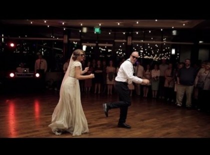 Futótűzként terjed az interneten az elképesztően laza apuka, aki lánya esküvőjén átértelmezte az apa-lánya táncot! Dőlsz a röhögéstől, ha megnézed! ?