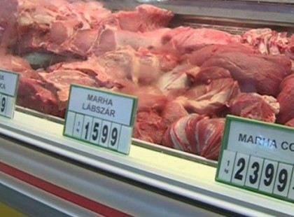 “50 deka csirkelábat kért a néni a hentesnél. Erre a hentes: mama, tán csak nem esküvő lesz?!”