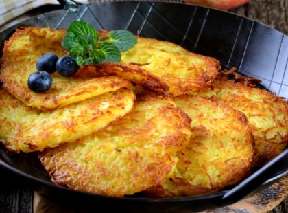 Lereszelte az almát és összekutyulta liszttel. Miután serpenyőben lesütötte, a család egy emberként vetette rá magát