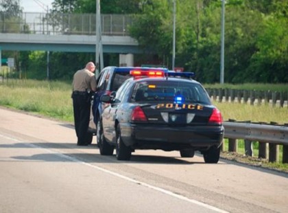 Az apát megállították a sötétített ablakok miatt – amikor a rendőr a hátsó ülésre nézett, csak annyit mondott: “Kövessen”