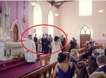 A tiszteletes az esküvőn leszegi a fejét és a menyasszony motoszkálást hall a háta mögött. Arcán végigömlenek a könnyei, mikor rájön, ki van ott