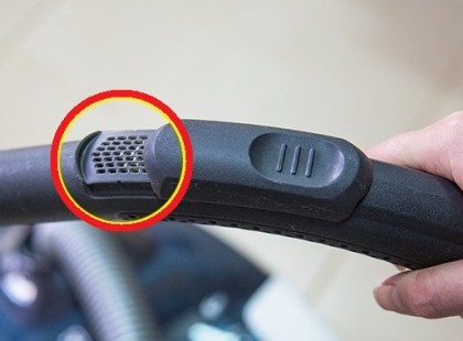 A legtöbb háziasszony még csak nem is sejti: ez a funkciója a porszívócsövön látható kis lyukacskáknak