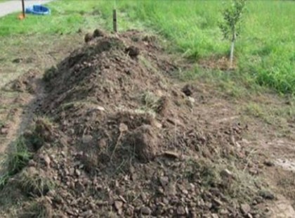 A rendőrök szörnyű hangokat hallottak egy földkupac alól – Amikor mozogni kezdett a homok mindenki ledermedt!