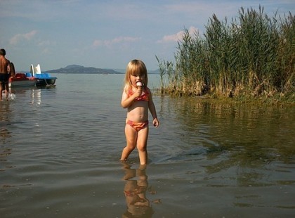 Zokogó 2 éves kislányt találtam a Balaton partján.A szüleitől EZT a 