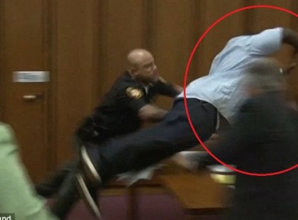 A kegyetlen gyilkos kajánul az összetört édesapa arcába röhög: pár perccel később a vigyor lehervadt az arcáról