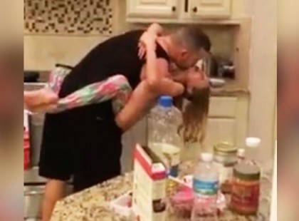 Az anya azt hitte, férje és lánya épp reggelit készítenek. Mikor meglátta, mi folyik, rohant a kameráért!