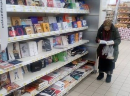 Az idős néni 15 évig járt olvasni a könyvesboltba. A boltosoknak egyszer csak elegük lett a dologból: