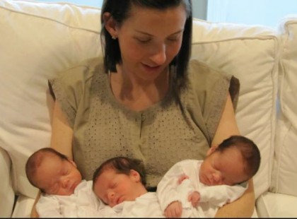 Úszott a boldogságban hármasikrei születése után: évekkel később visszatért az orvoshoz és kővé meredt a hír hallatán: