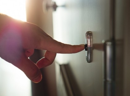 Elhunyt az idős bácsi: másnap egy zacskót találtak a lakásán a szomszéd kislány nevével. Amikor meglátták, mi van benne, szólni sem tudtak a döbbenettől