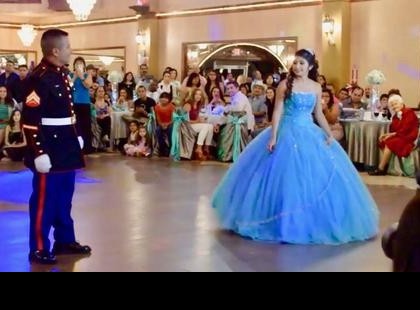 A tengerésztiszt lassúzni kezd a lányával a szülinapi ünnepségén, aztán a zene vált, és a közönség hangosan éljenzi az ügyességüket