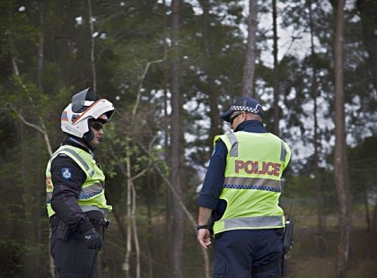 A 13 éves srác felhívta a rendőrséget, hogy meg akar szökni a szüleitől. Amikor a rendőrtiszt átlépte a küszöböt…