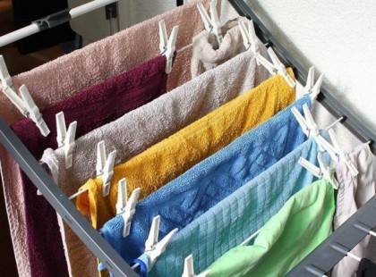 Estéről estére az ajtóban üldögél, és könnyein át bámul a szobába. Ami bent történik...