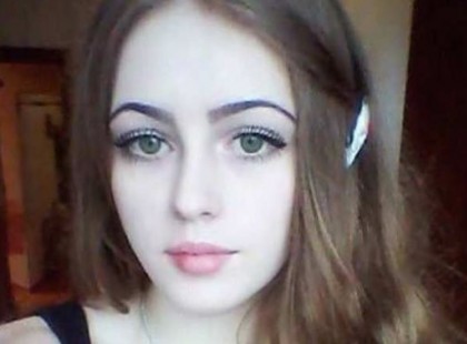 Ha csak az arcát látjuk, meseszép ez a lány! Ám aki meglátja nyaktól lefelé, az csak lesokkolva mered maga elé: