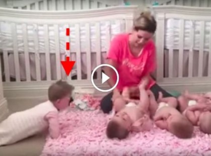 Az édesanya tisztába teszi négyes ikreit – figyeld csak a baloldalon lévőt!