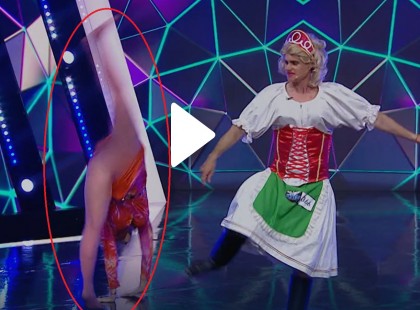 Köllő Babett hatalmasat villantott! Tóth Gabinak és Majkának leesett az álla :O Köllő Babett nem bírta tovább, ezért ledobta cipőit és felfutott a Sztárban Sztár leszek! színpadára. Ruháját azonban nem táncra tervezték, így hamar olyat mutatott, amit biztosan nem tervezett.
