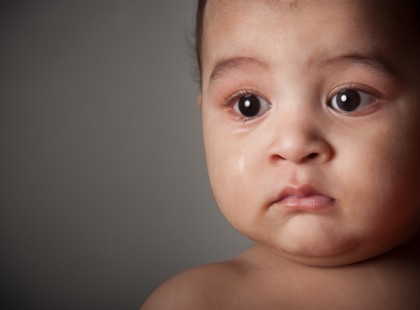 Szörnyű tettet vitt véghez saját otthonában az ukrán férfi. Megerő X szakolta 8 hónapos kislányát az apa, a szörnyű tettéről készült képeket pedig eladta egy pornóoldalnak