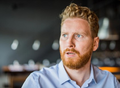 Egy férfi két éhes gyermeket hívott meg ebédre egy étterembe. Ledöbbent, amikor kihozták a számlát