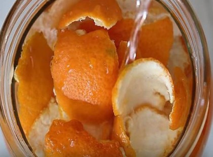 Ecetet öntött a narancs héjára. Mikor megértettem az okát, rögtön mi is kipróbáltuk: