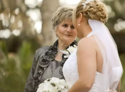 A menyasszony olyat tett, hogy az anyósa azonnal visszakérte tőlük a pénzt, amit az esküvőjükre adott